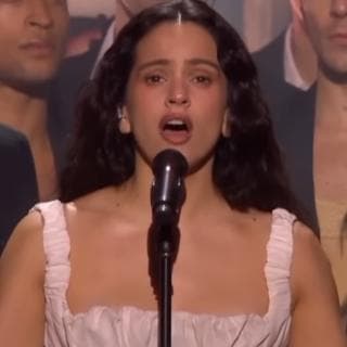 Impressionant actuació de Rosalía amb Björk cantant 'Berghain' als premis Brit