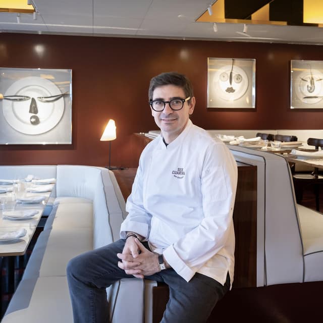 El bar que triomfa amb una cervesa inventada i amb tapes exposades en una vitrina