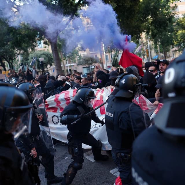 Càrregues dels Mossos contra els antifeixistes que volien arribar fins a una concentració neonazi