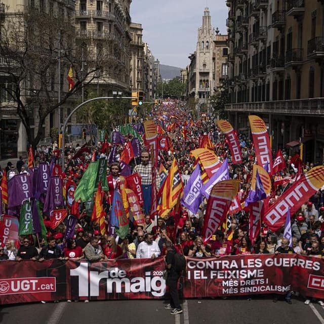 "Pau, sostre i salaris": milers de persones es manifesten per l'1 de maig