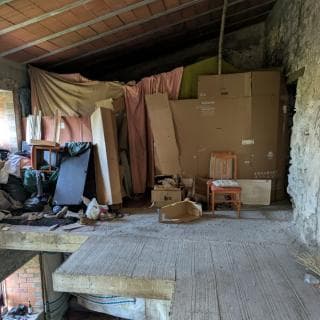 Malviure en una masia sense parets, portes ni finestres: "Estem atrapats"